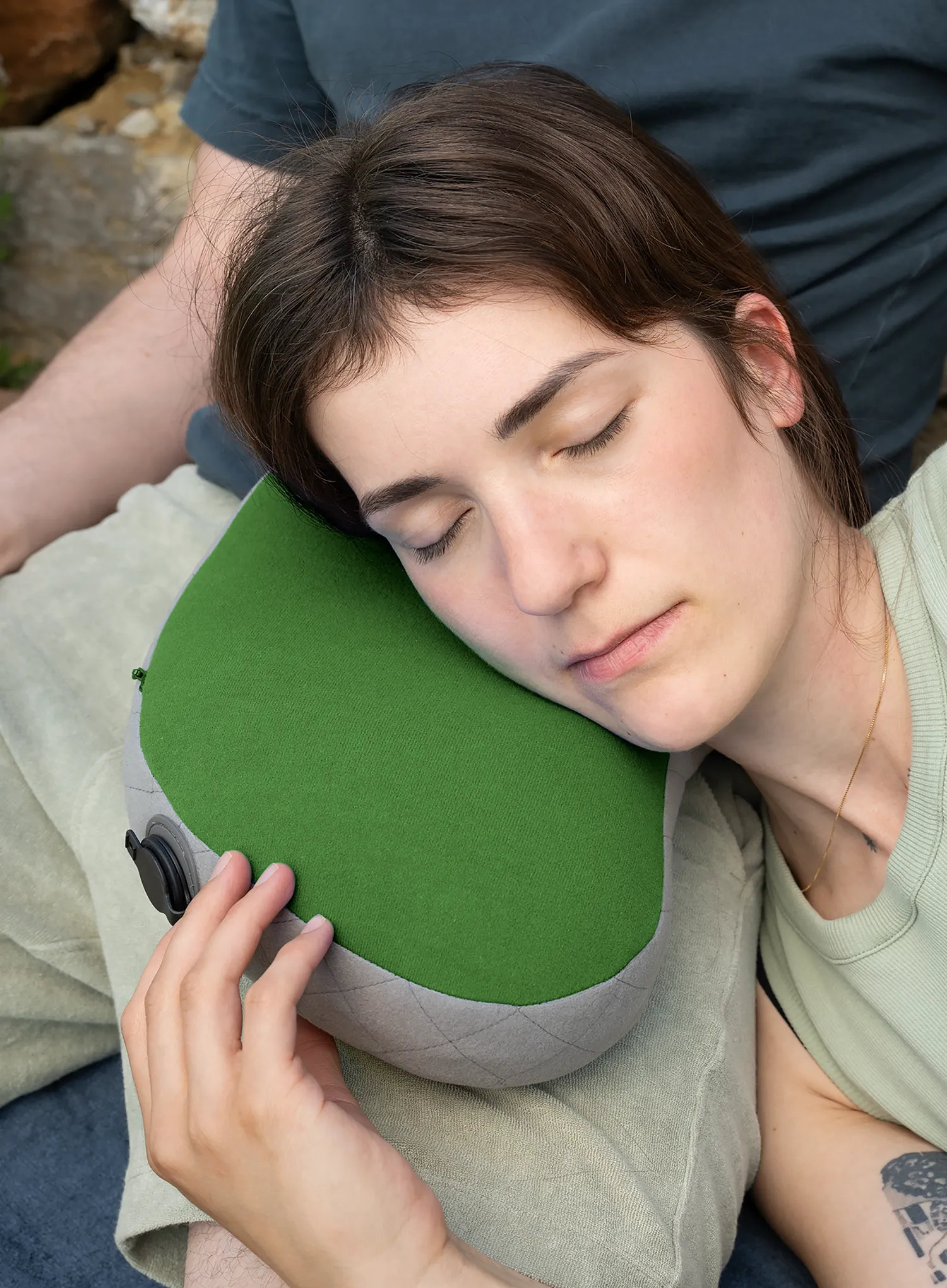 Nafukovací vankúš Cocoon Air-Core Pack Pillow - fresh olive/grey