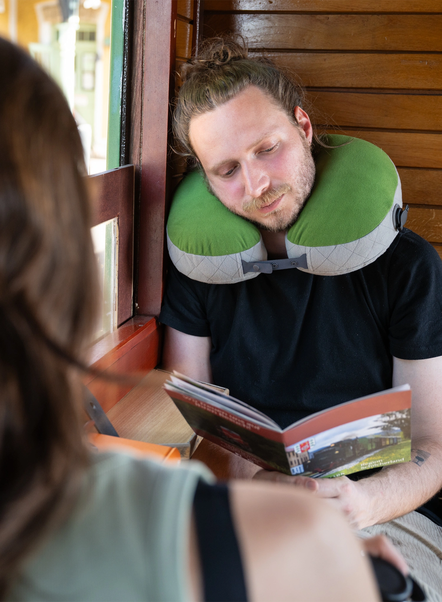 Vankúš Cocoon U-Shaped Down Neck Pillow - fresh olive/grey