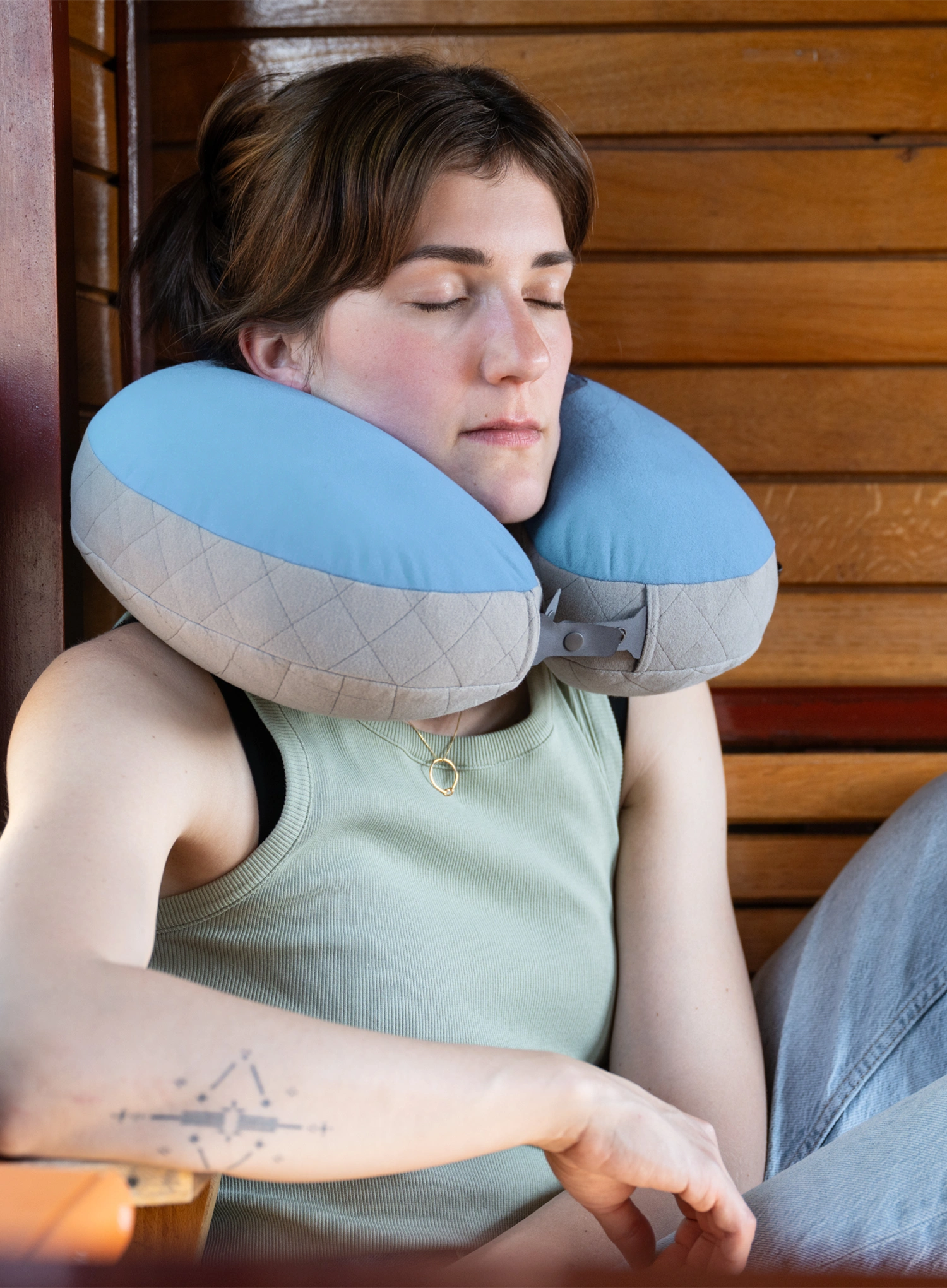 Vankúš Cocoon U-Shaped Neck Pillow - light blue/grey