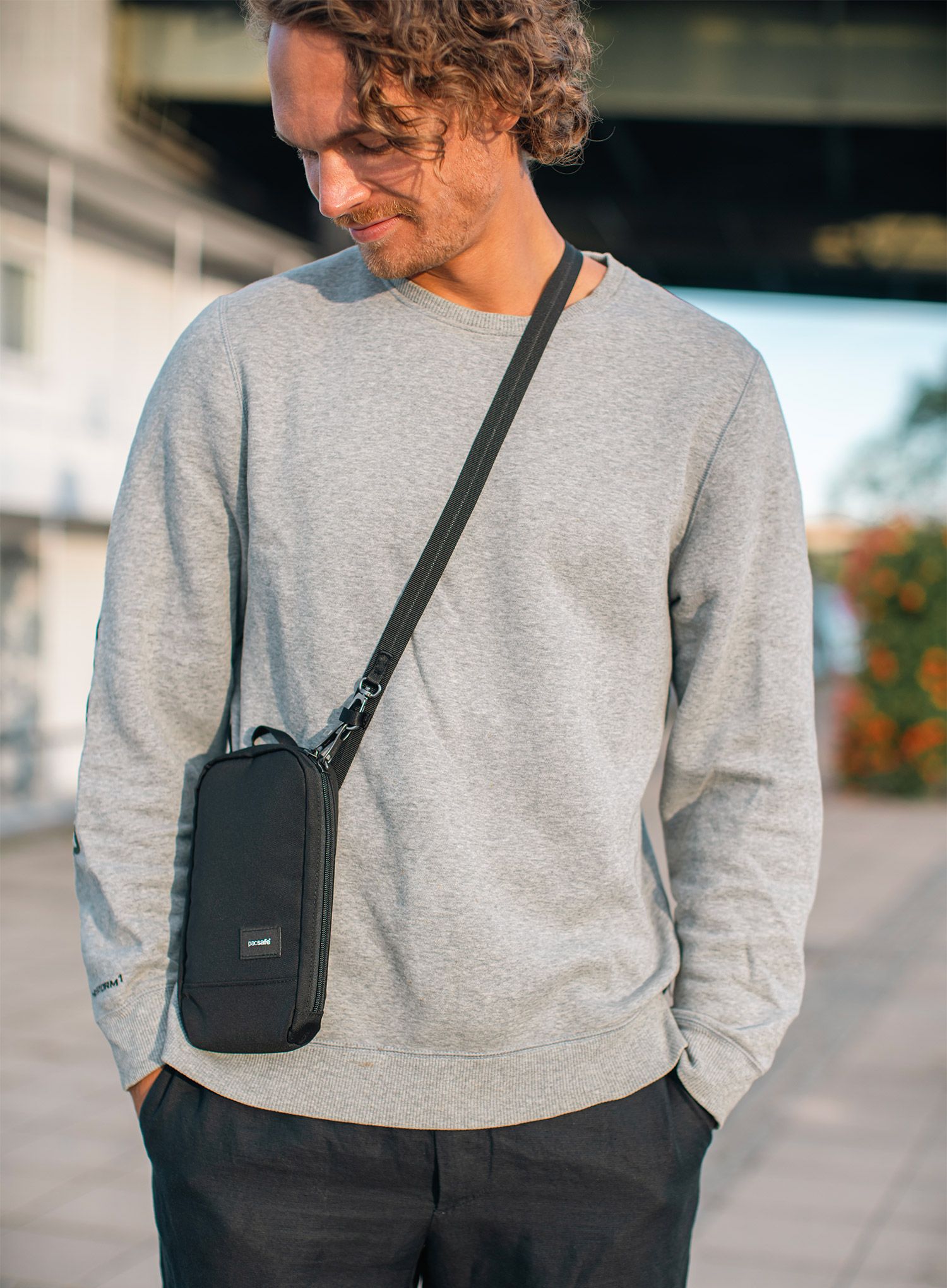 Vrecúško Pacsafe RFIDsafe Tech Crossbody - black