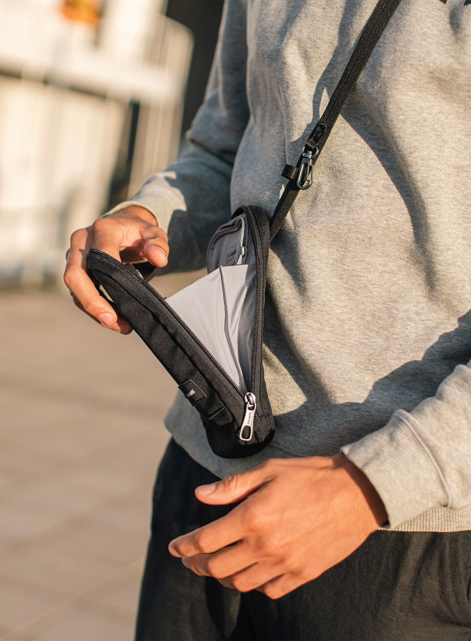 Vrecúško Pacsafe RFIDsafe Tech Crossbody - black