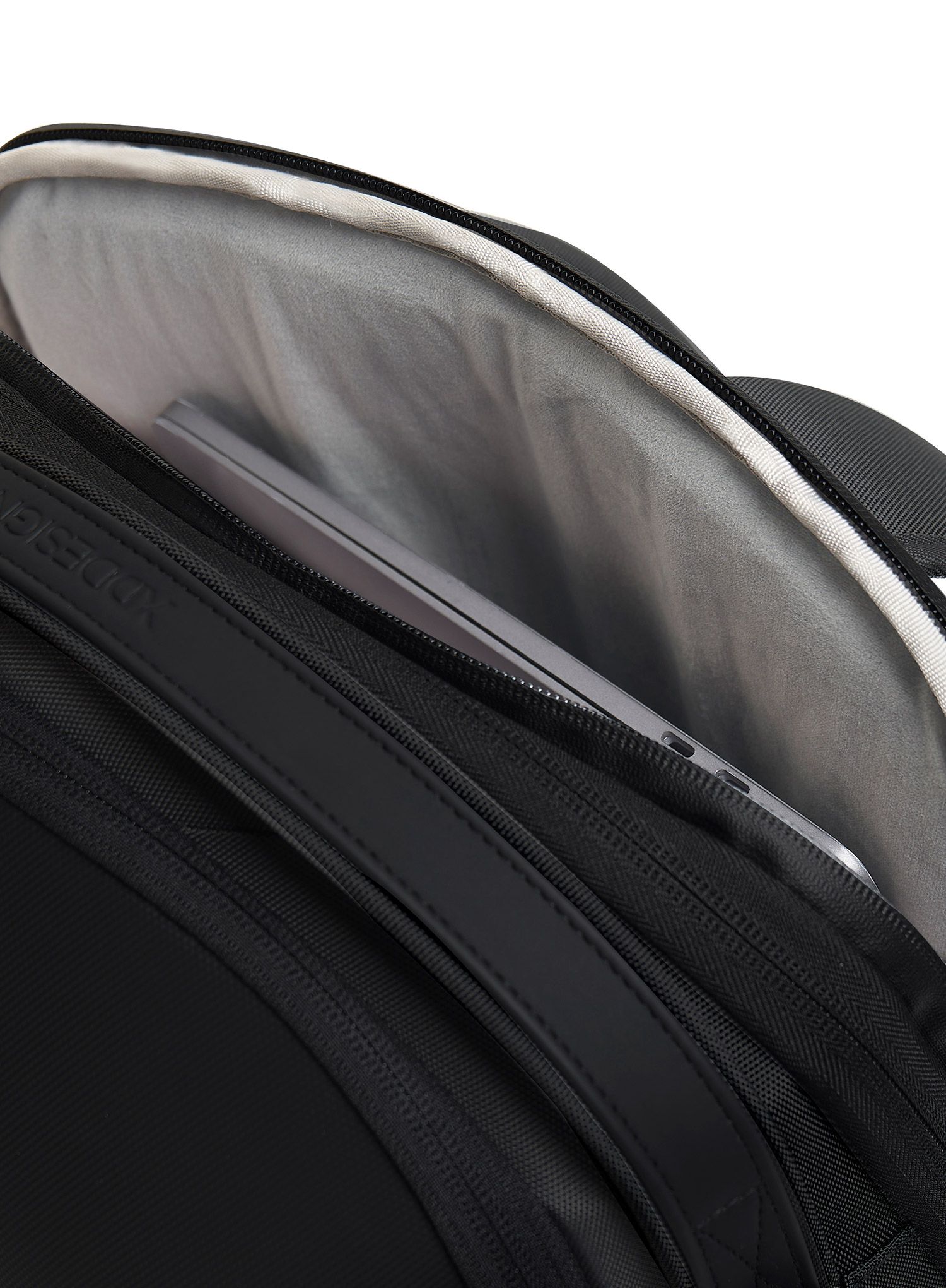 Mestský ruksak XD Design Bizz Backpack - black