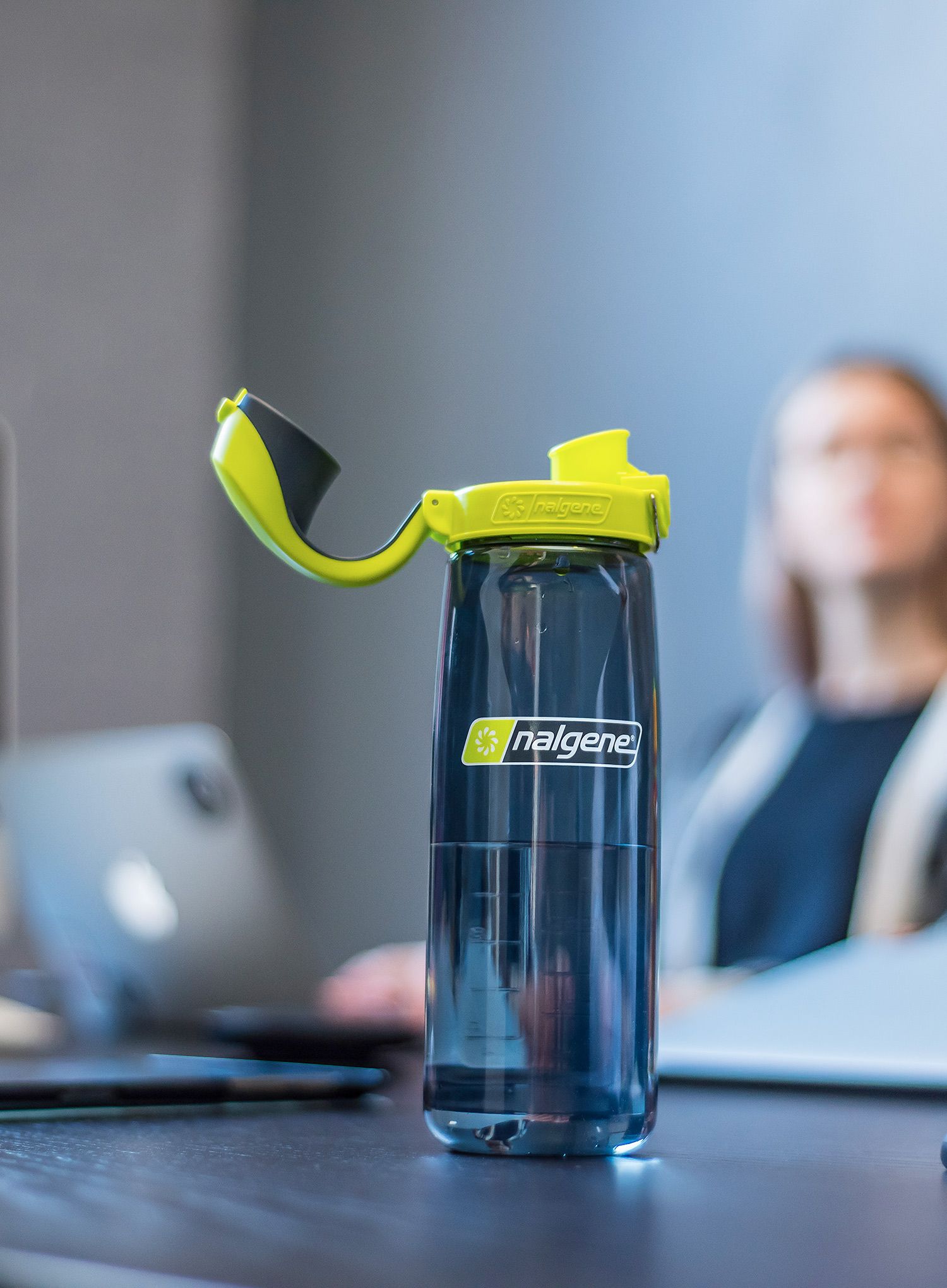 Turistická fľaša Nalgene On The Fly 24 oz (710 ml) - charcoal/lime