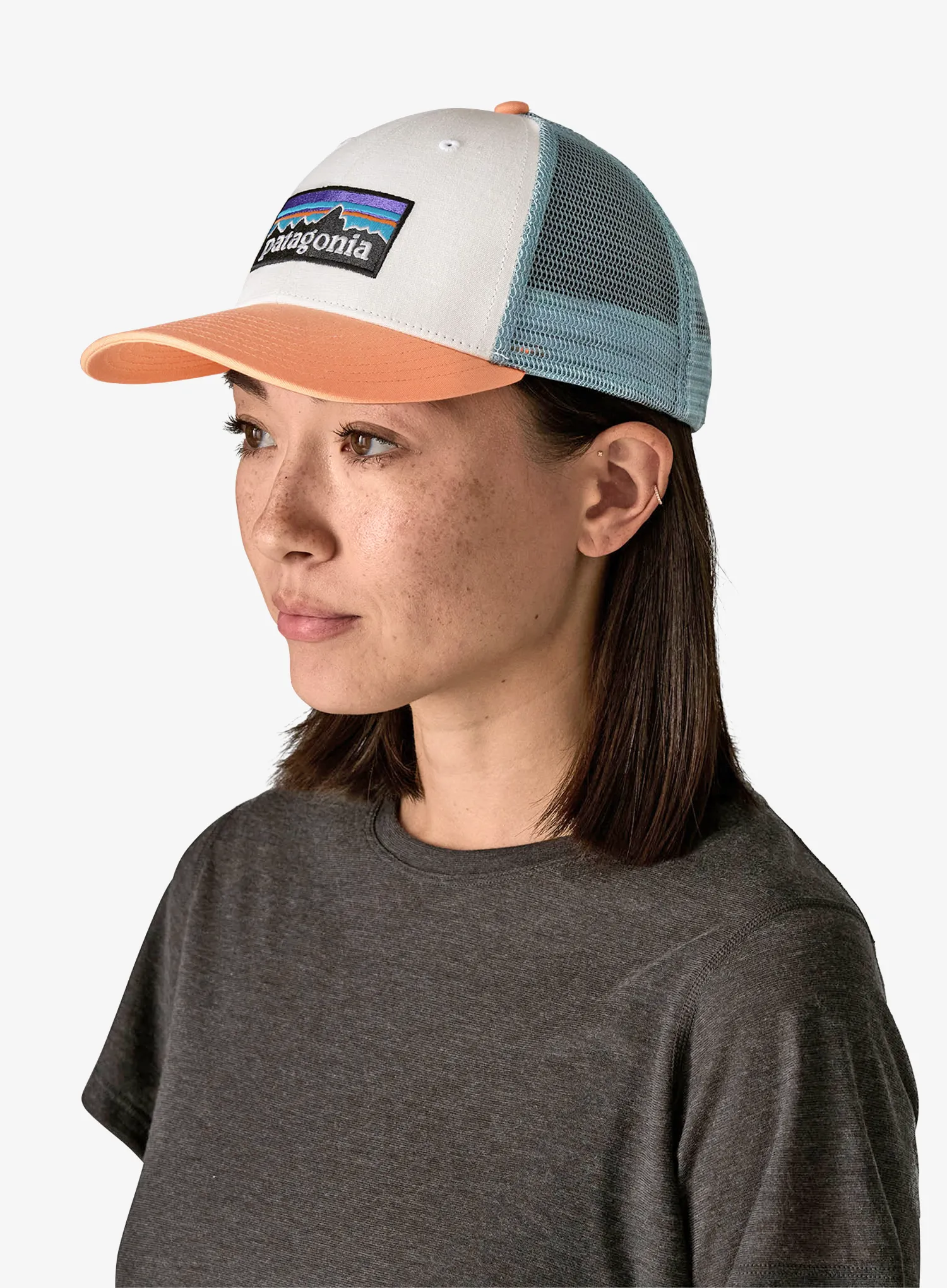 Šiltovka Patagonia P-6 Logo LoPro Trucker Hat - white w/peach sherbet