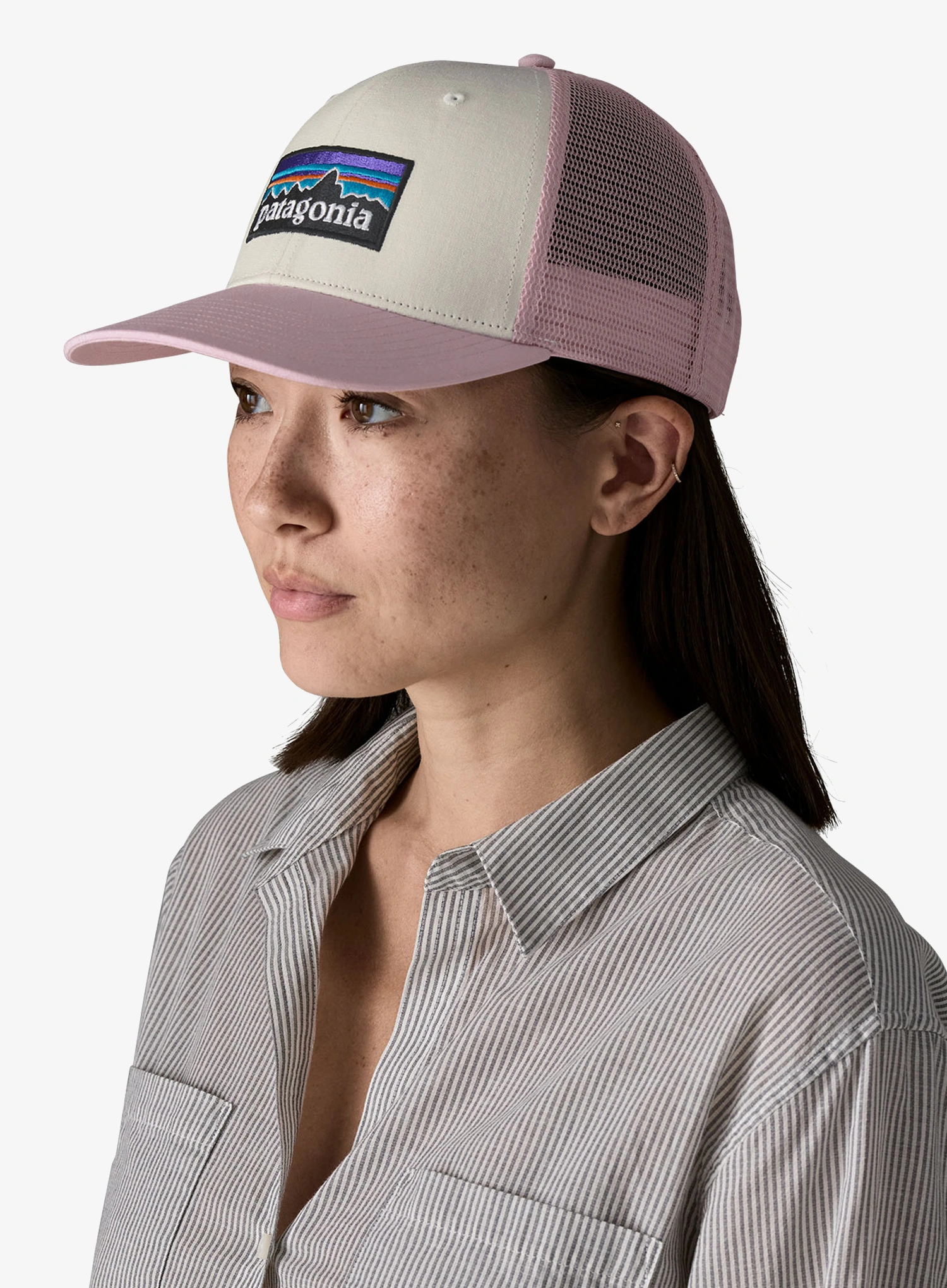 Šiltovka Patagonia P-6 Logo Trucker Hat - white w/quiet violet