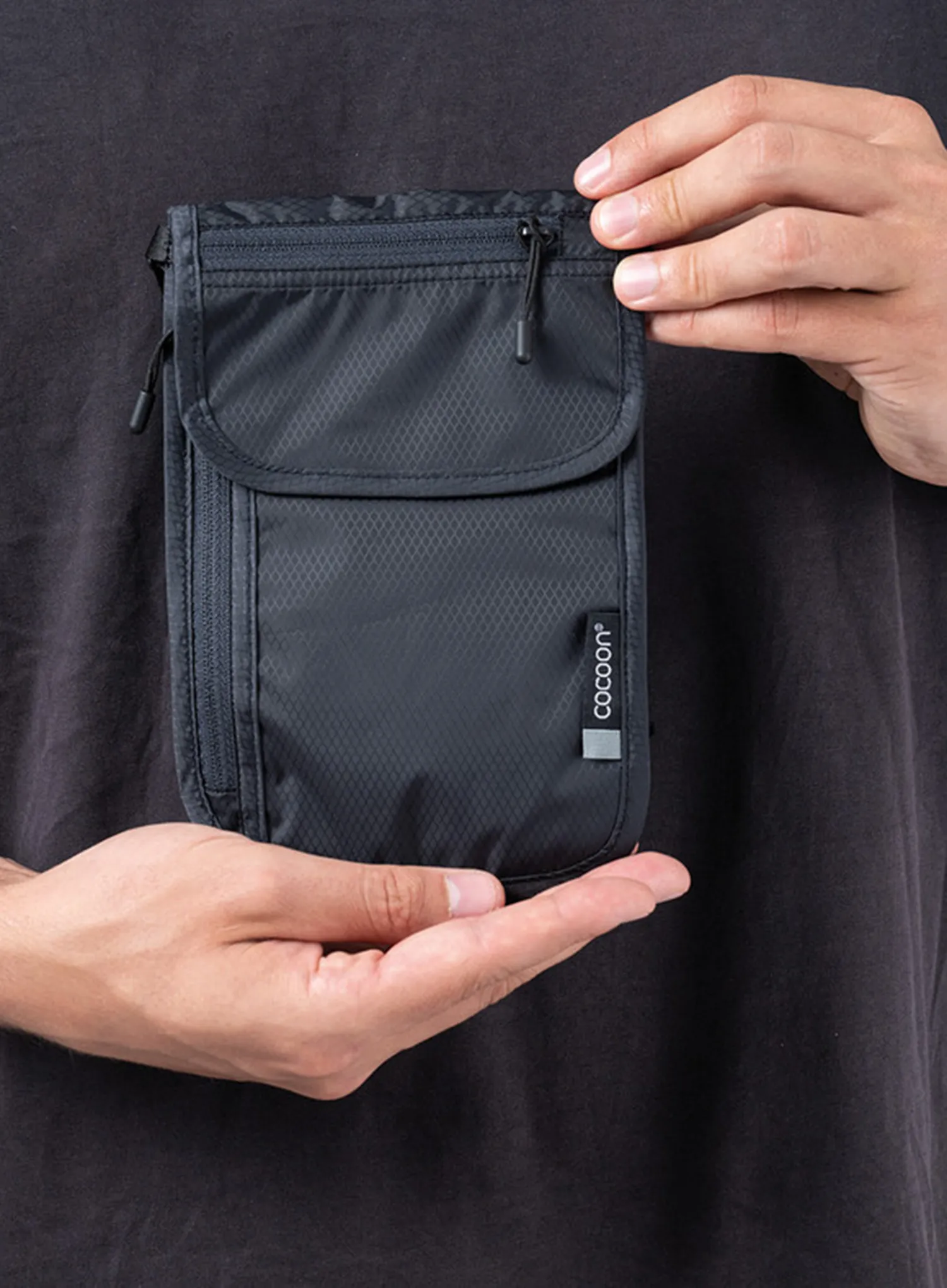 Vrecúško Cocoon Travel Neck Wallet - phantom black