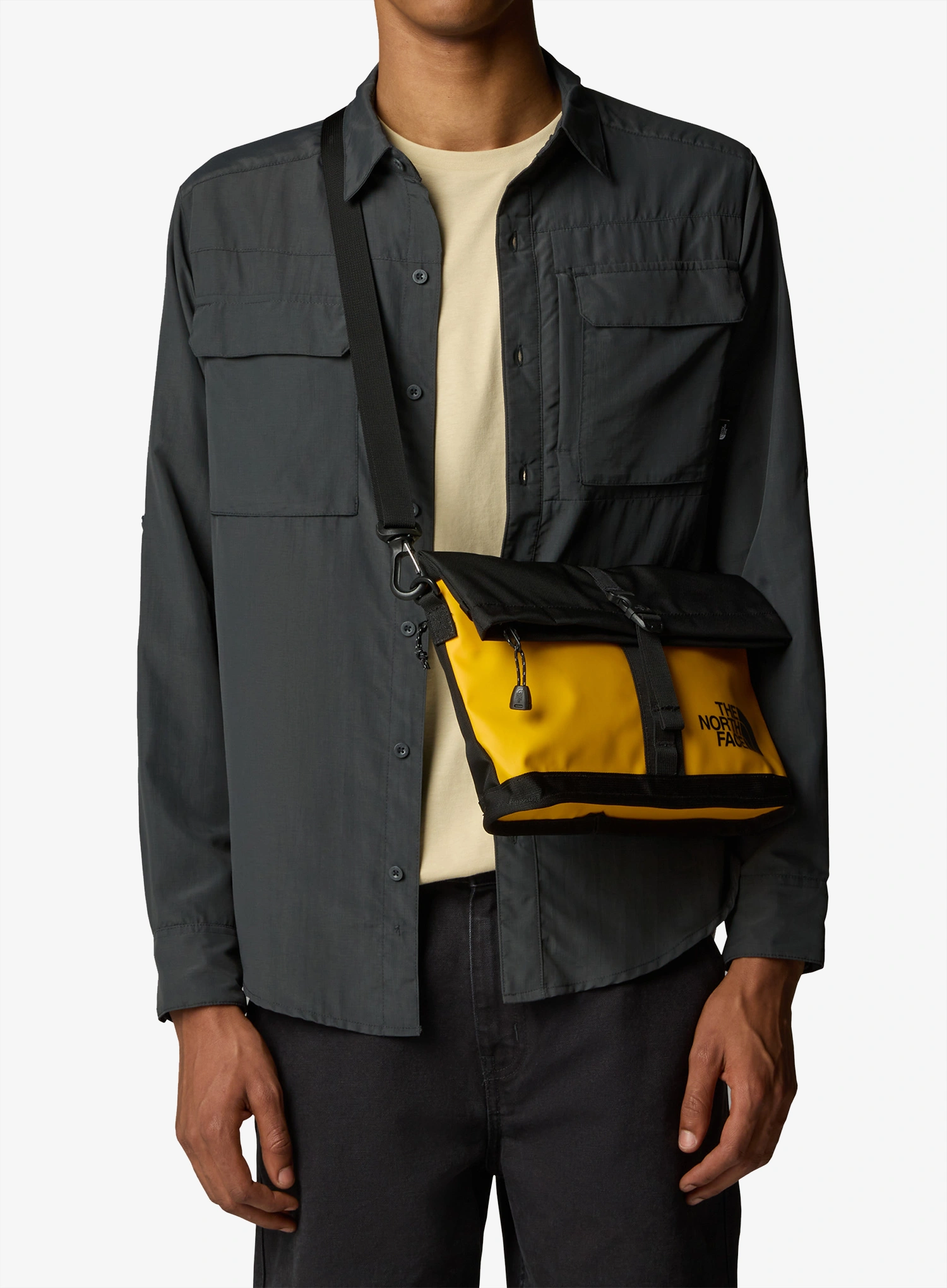 Taška na rameno The North Face Base Camp Shoulder Bag - summit gold/tnf black